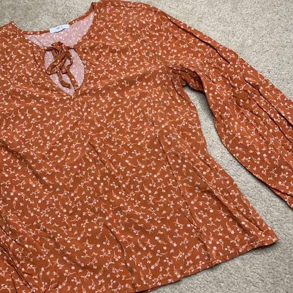 Flowy keyhole top - Picture 3 of 3